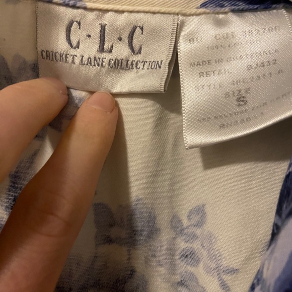Cricket Lane Vintage Button Up Top | White & Blue Floral Print - Picture 3 of 4